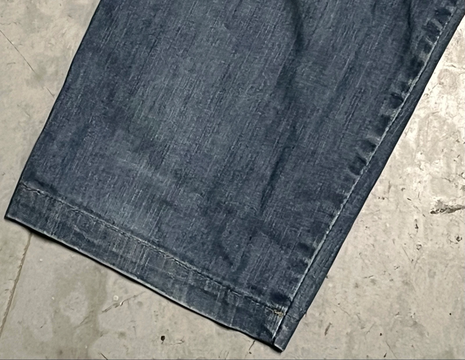 Calça jeans azul com letras de strass na parte de trás – photo 13